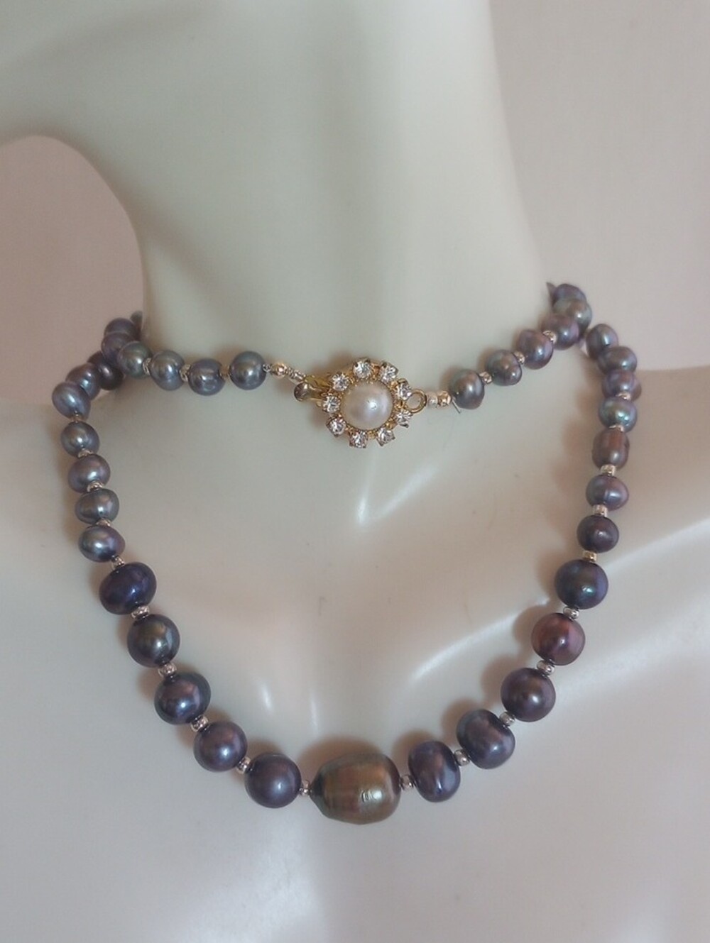 CLASSY  BLACK PEACKOK PEARLS GRADUATE NECKLACE  W/ FANCY CLASP 17"  LONG